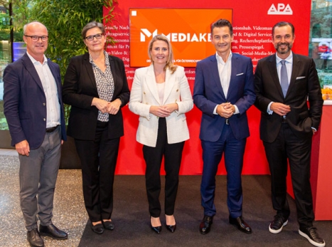 Österreichische Medien planen Single-Sign-On Plattform Mediakey - Während der Österreichischen Medientage trafen diverse Entscheider der Branche aufeinander und kündigten das Projekt Mediakey an, darunter (v.li.): Markus Mair, Präsident des Verbands Österreichischer Zeitungen, APA-Geschäftsführerin Karin Thiller, Medienministerin Susanne Raab, Roland Weißmann, Generaldirektor des ORF und APA-CEO Clemens Pig - Foto: APA/APA-Fotoservice/Krisztian Juhasz